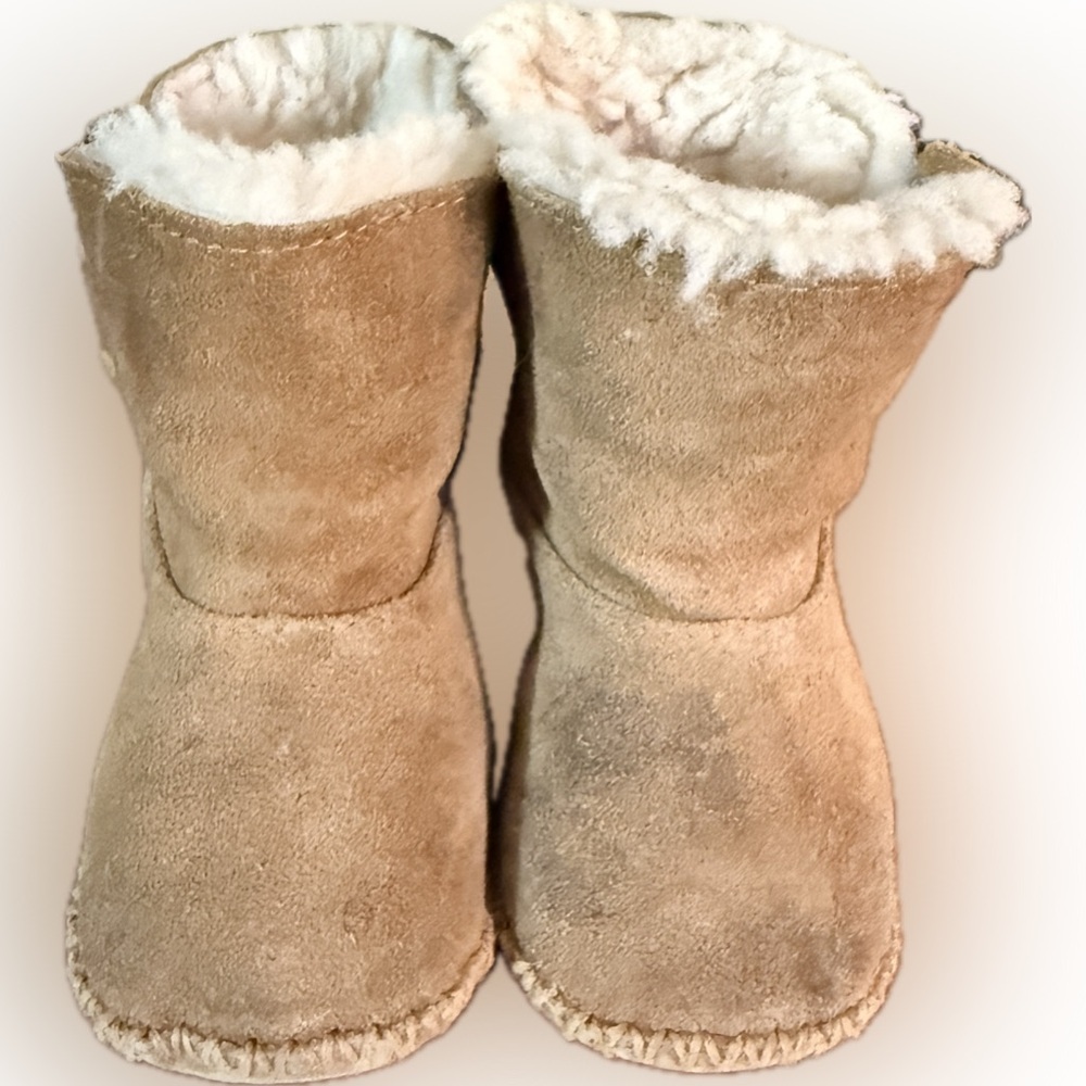 UGG Mini Bailey Boots in Chestnut Suede